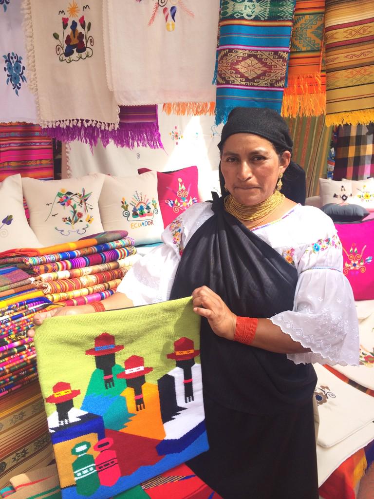 おぎ A Twitter エクアドルのオタバロ インディへナの住む街です 女の人が着てる民族衣装が激かわでした Http T Co J71txlnf92