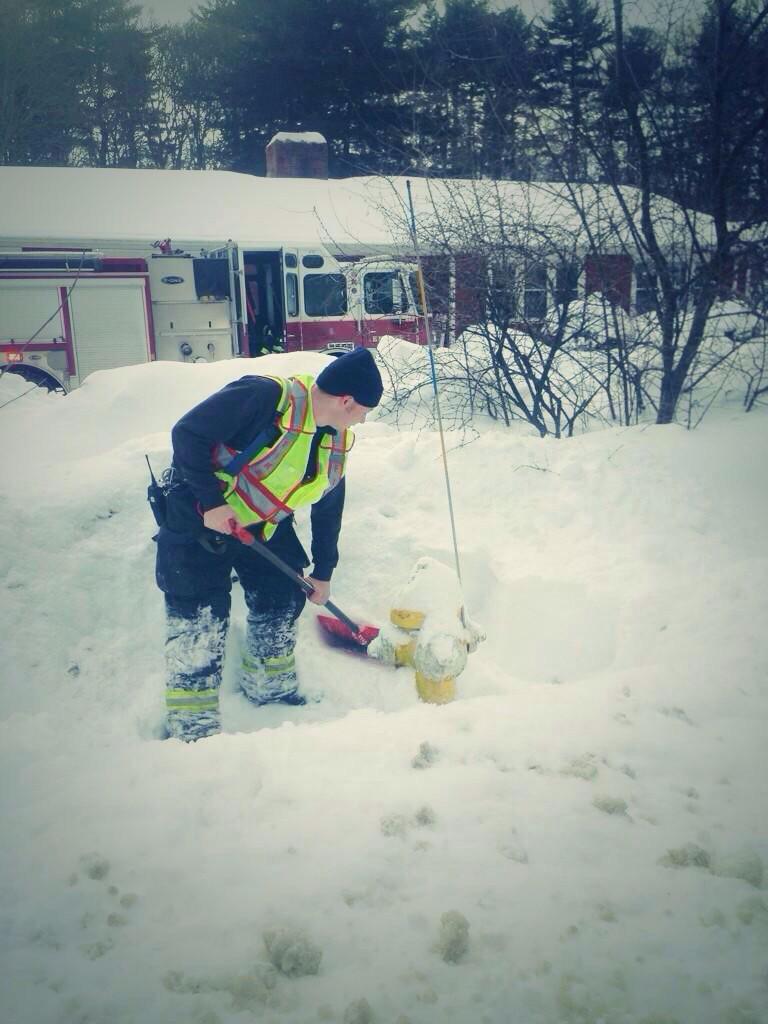 FFDoThat's tweet photo. Don't forget...Help your local firefighters by shoveling out hydrants near you. #firefighter #safety #winterOps http://t.co/lu0Mw64LNW