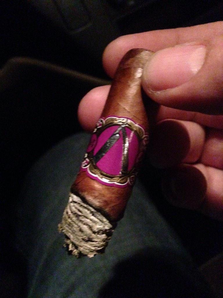 A_Huge_Nerd's tweet photo. @LaBarbaCigars Purple - Slow to develop, but good overall. Prime construction, nice sweetness, baking spice retrohale http://t.co/6WYmJliFtz