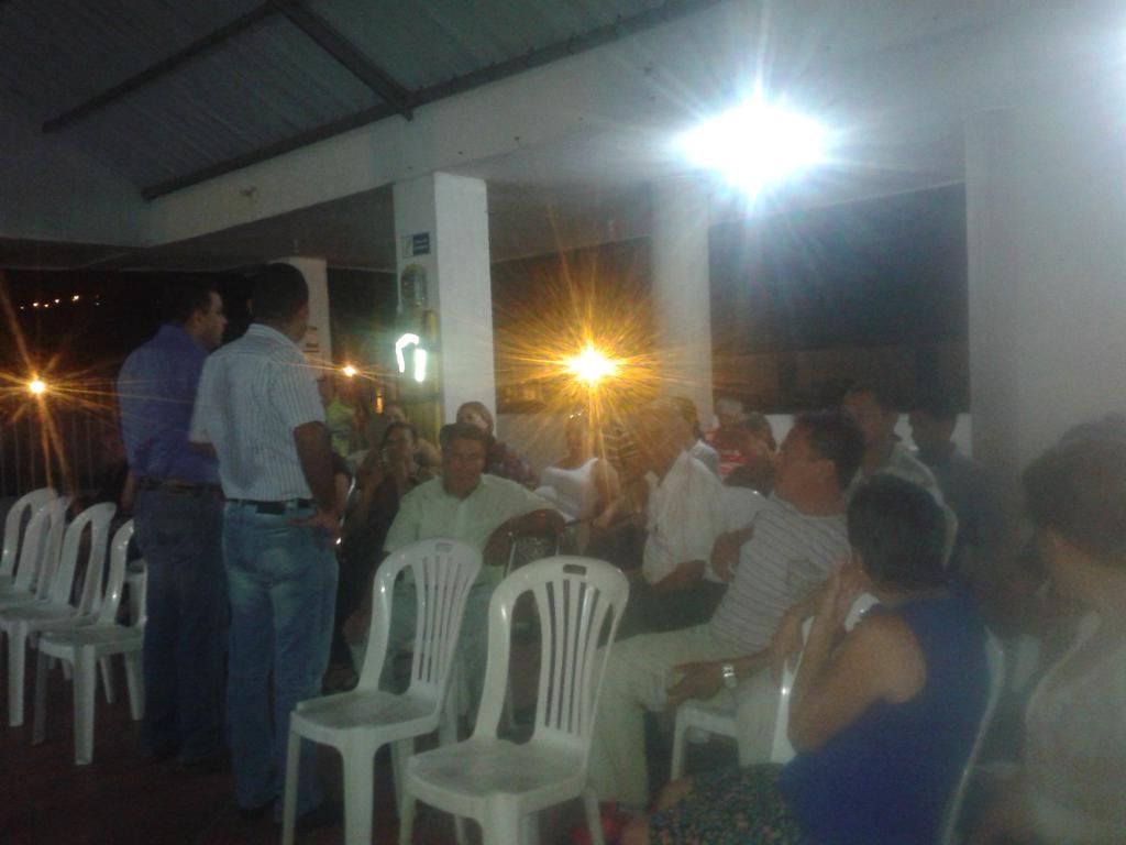 FranciscCortes's tweet photo. Termina reunión de 50 profesionales en barrio #CeibaII oyendo las #PropuestasCortésGobernador @noticucuta @areacucuta http://t.co/FO1qFZMaAC