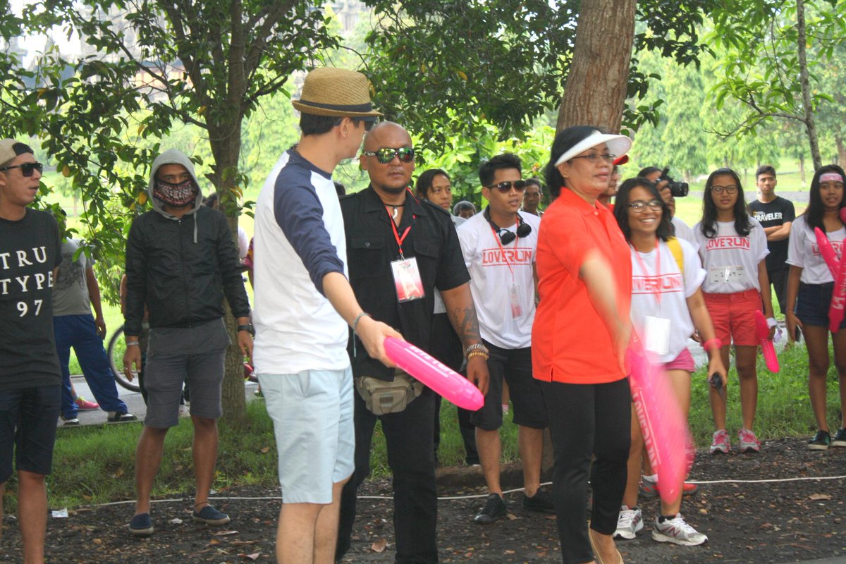 KPADenpasar's tweet photo. Pelepasan peserta @BaliLoveRun2015 oleh Kevin Julio dan Ibu Kepala Dinas Kesehatan Kota Denpasar :) http://t.co/Zofi0lTykO
