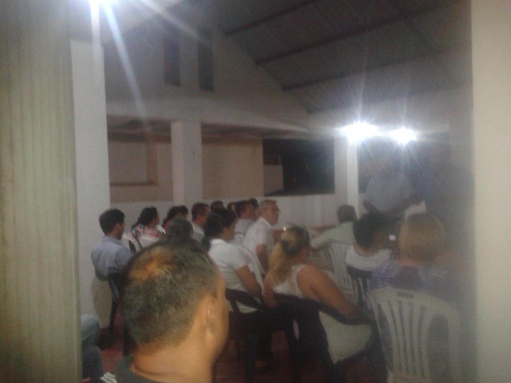 FranciscCortes's tweet photo. Termina reunión de 50 profesionales en barrio #CeibaII oyendo las #PropuestasCortésGobernador @noticucuta @areacucuta http://t.co/FO1qFZMaAC