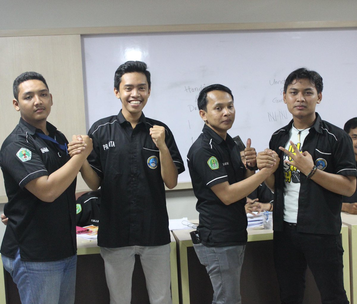 Ketua dan Wakil BEM FT yang lama dan yang baru ;-)
semoga ketua dan wakil yang baru bisa menjalankan amanah dgn baik.