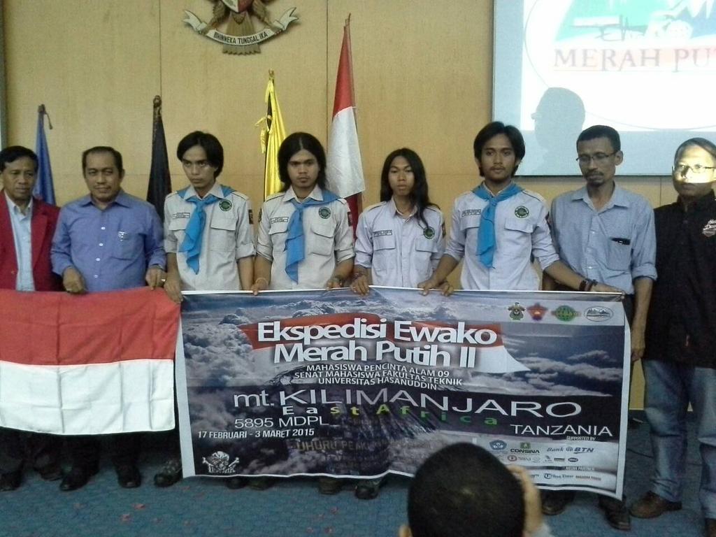 HMSFTUH's tweet photo. Tim Ekspedisi Ewako Merah Putih II Mt. Kilimanjaro Afrika @Mapala09_FTUH @okftunhas @anak_unhas @SupirPete2 http://t.co/9WKHJoV34n