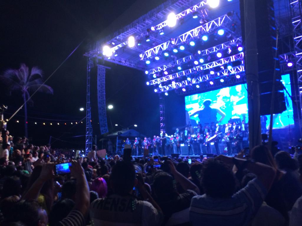 CarnavalMzt's tweet photo. @EspinozaOficial prende esta noche a #OlasAltas #CarnavalMazatlan2015 http://t.co/JnH4uuC69n