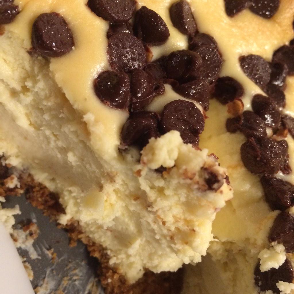 ScotchiesBakery's tweet photo. Traditional #NewYorkCheesecake with #chocolatechips http://t.co/ulYYbVbqEw