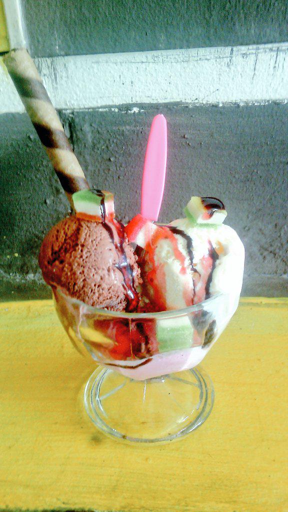 PaViola_Cafe's tweet photo. Ice cream yuppy-nya PaViola Cafe..panas2 gini bakal bikin adem kayaknya..come..come..come.. http://t.co/Kf16T7Ipnl