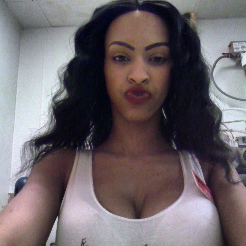 bowersoctavia's tweet photo. #duckface http://t.co/sH2OMxFwJz