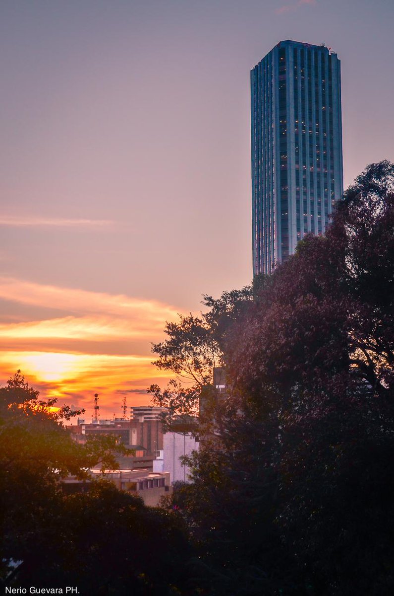 VisualInside's tweet image. El atardecer a través de nuestro lente.