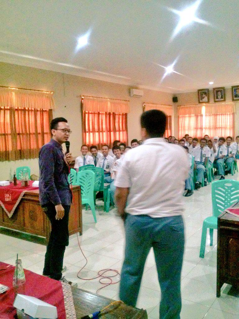 KitKat14_'s tweet photo. “@bukanacik: Duet bareng @khairul_yuda di @smasakudus tadi, ketemu ama anak anak @KitKat14_ jugaaa... http://t.co/G3O0O2AYbT” 😎😘