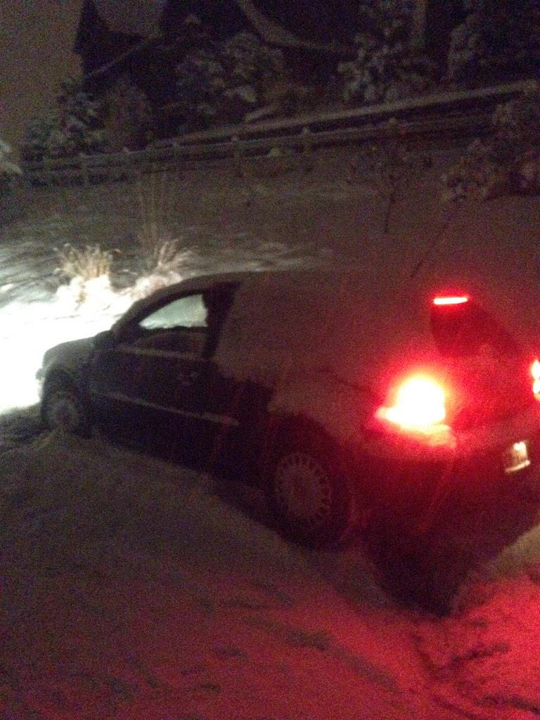 erickmeza10's tweet photo. @dcsdk12 10:18 pm. Already stuck. Snow still coming down http://t.co/sVeEpq1nWn