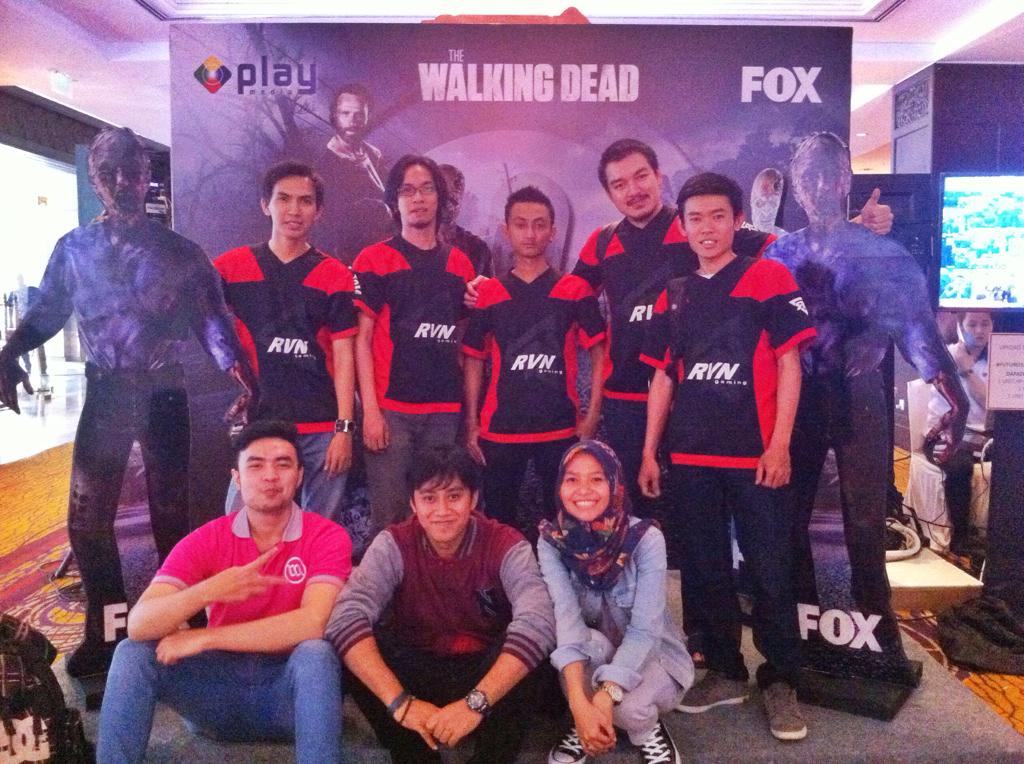 Team <a href="/RvNGaming/">RvN Gaming</a> Surabaya selfie bareng zombie zombie Walking Dead di launching <a href="/MNCPlayMedia/">MNC Play</a>. Hiiii..ngga takut apa?😜