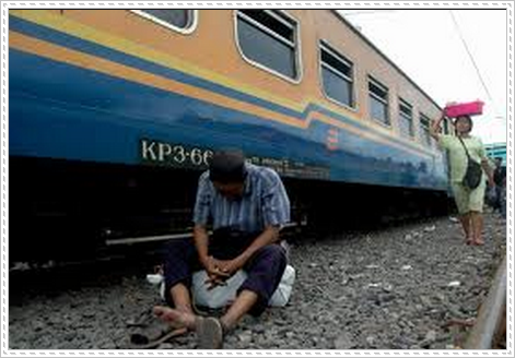 Budi1506's tweet photo. ini bapa" tidur d stasiun krna takut ketinggalan kereta buat temui keluarganya,salut :) @XLandMe #LoveCommuterliners http://t.co/Jin2uLkBA7