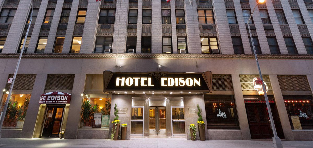 ViatgerumES's tweet photo. En el Edison Hotel de NY, se rodaron partes del Padrino, también vimos sus espejos en Balas Sobre B #hotelesdecine http://t.co/ZTexuwJ6Lq