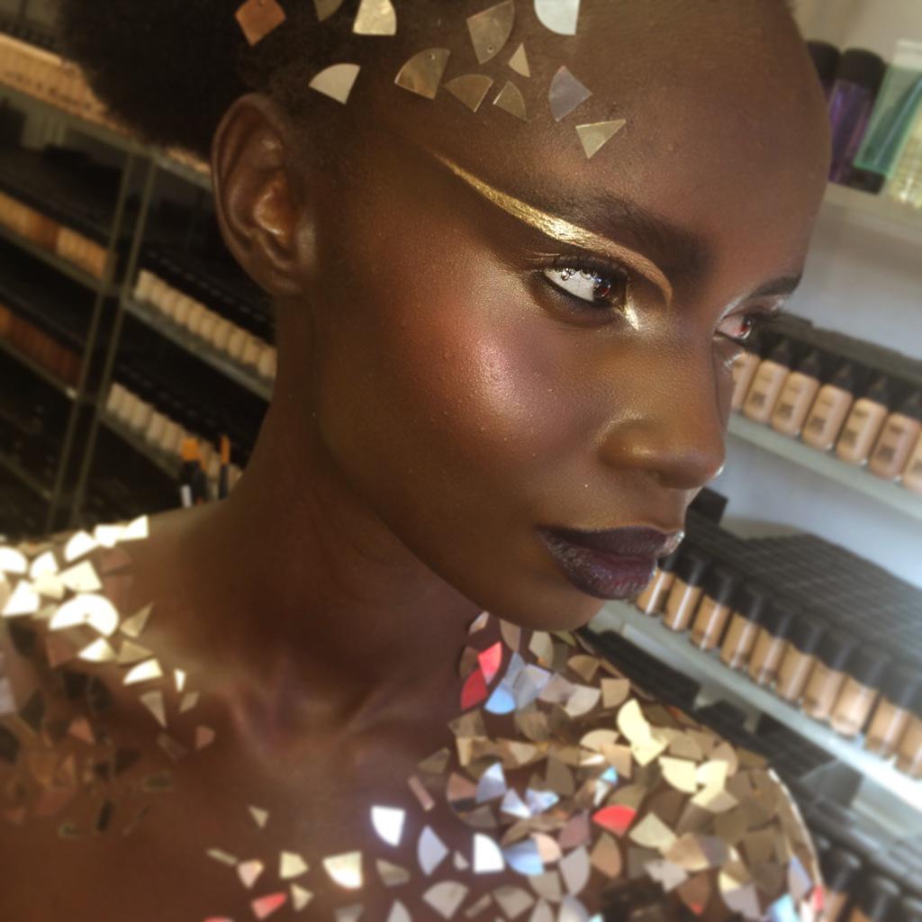 BEST time tonight playing around at #macpro <a href="/MACcosmetics/">M•A•C Cosmetics</a> 
Gold pigment mixed w fix+ to make this metallic liner!