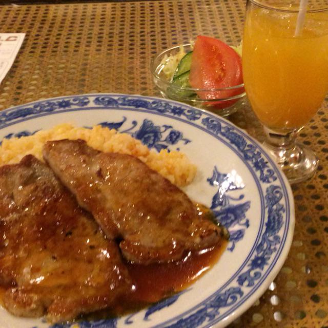tek2i's tweet photo. バターライス、ポークソテー美味しい@ぱーとな http://t.co/p7p6VffwNt