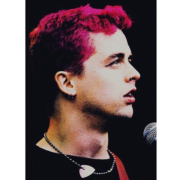 Happy birthday billie joe armstrong  
To the best rocker in the world. Rage&Love 