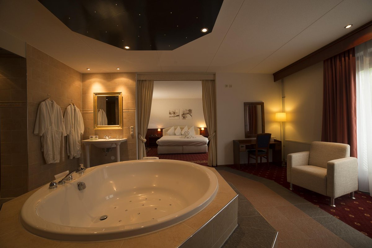deschildkamp's tweet photo. Valentijn vergeten en u moet nog wat goedmaken ? Onze #Bruidssuite is te huur ! http://t.co/RrEM3faadH