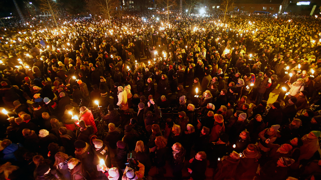 Internazionale's tweet photo. Il lutto di Copenaghen. Il video della fiaccolata per ricordare le vittime dei due attentati. http://t.co/ViTE2P8p7p http://t.co/Sd9SpV5S2B