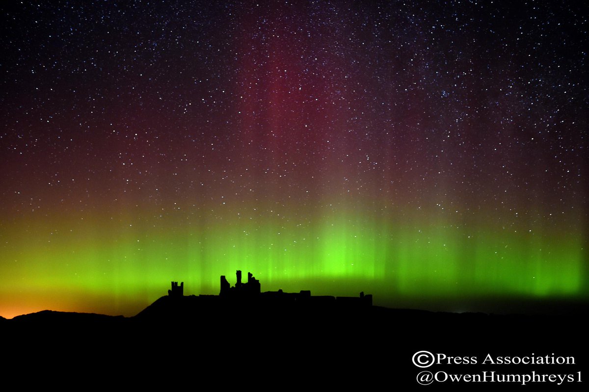 owenhumphreys1's tweet photo. Amazin #aurora #Northumberland @EnglishHeritage #dunstanburgh castle 1.59am @VirtualAstro @kielder_obs @Astro_Matt27 http://t.co/zCNQoAYtVe
