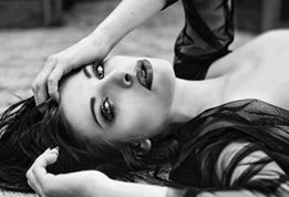 في قديم الليالي كناننام بمجرد إطفاءالأنوار أما الأن فكلماأطفـاْ الشخص الأنوار لكي ينام أوقد التفكير شموعه حتى الصباح