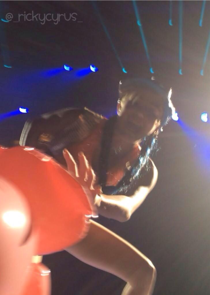 _rickycyrus_'s tweet photo. “@ExtraMileyCyrus: Quote this tweet with pictures from your Bangerz tour concert! #1YearOfBangerzTour” http://t.co/DXKiRg8hcA