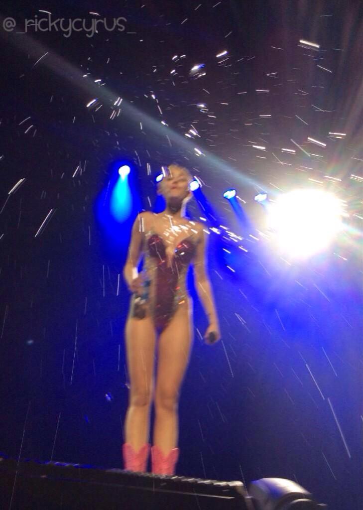 _rickycyrus_'s tweet photo. “@ExtraMileyCyrus: Quote this tweet with pictures from your Bangerz tour concert! #1YearOfBangerzTour” http://t.co/DXKiRg8hcA