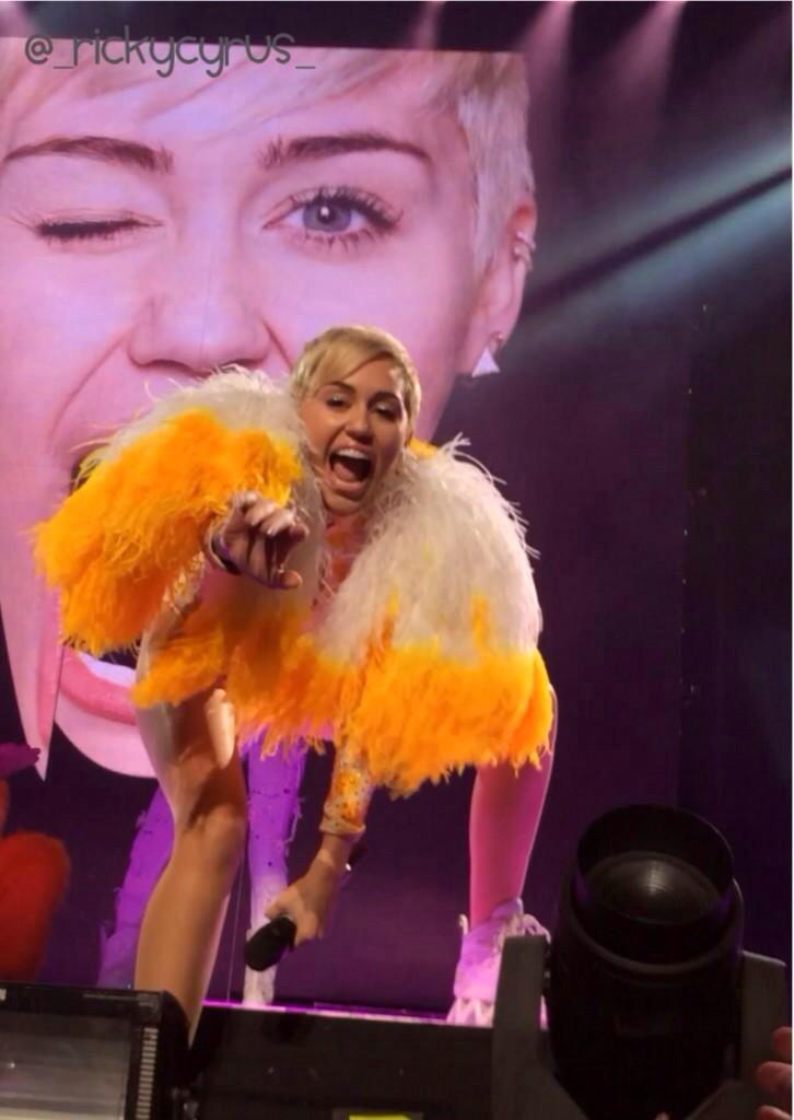 _rickycyrus_'s tweet photo. “@ExtraMileyCyrus: Quote this tweet with pictures from your Bangerz tour concert! #1YearOfBangerzTour” http://t.co/DXKiRg8hcA
