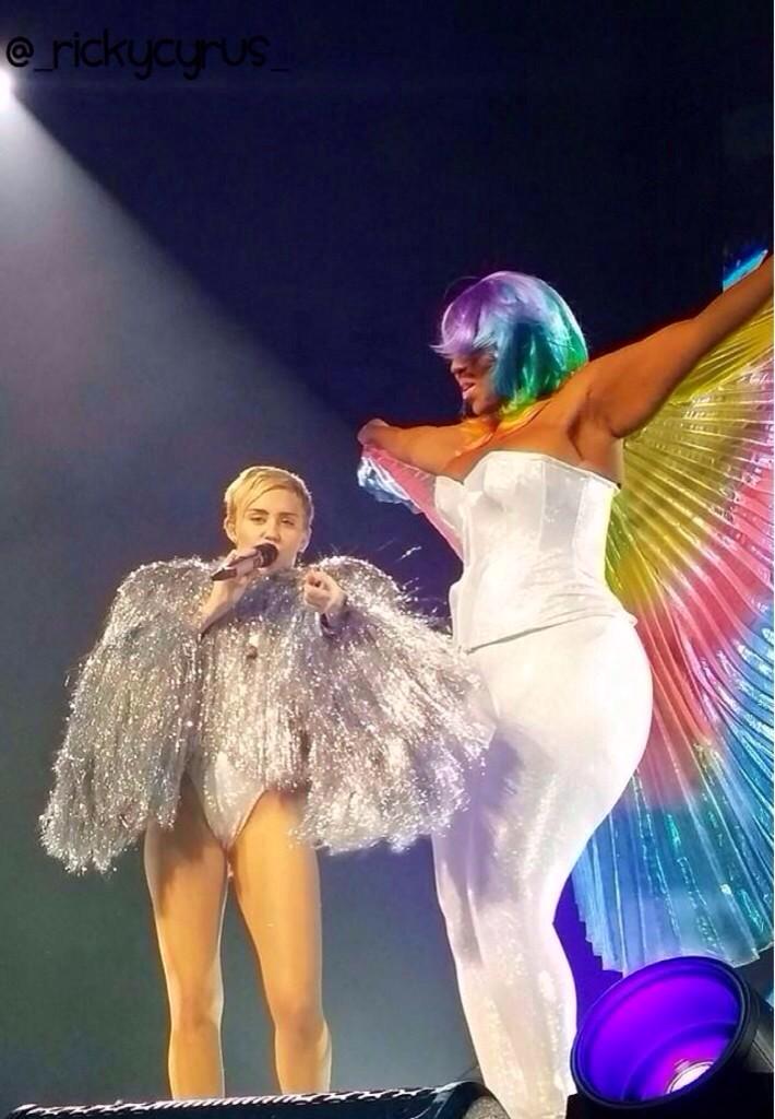 _rickycyrus_'s tweet photo. “@ExtraMileyCyrus: Quote this tweet with pictures from your Bangerz tour concert! #1YearOfBangerzTour” http://t.co/DXKiRg8hcA