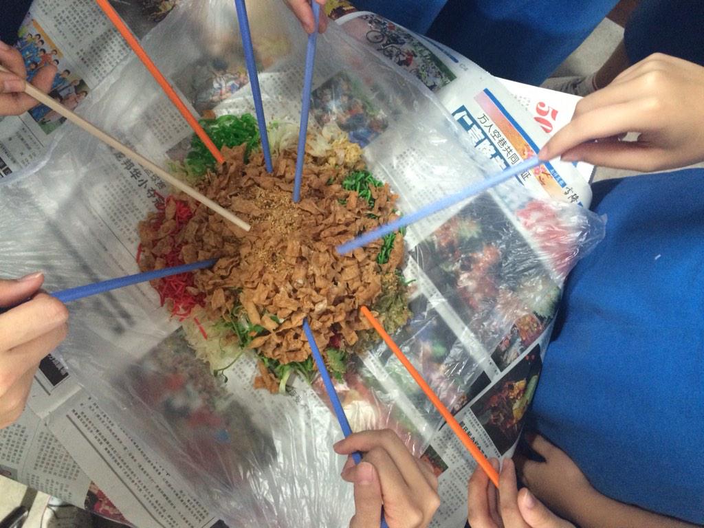 shuxinnnnnnn's tweet image. Because using a pair of chopsticks to loushang is too mainstream 💁 happy cny 5aai buddies 💓 #throwbackyesterday