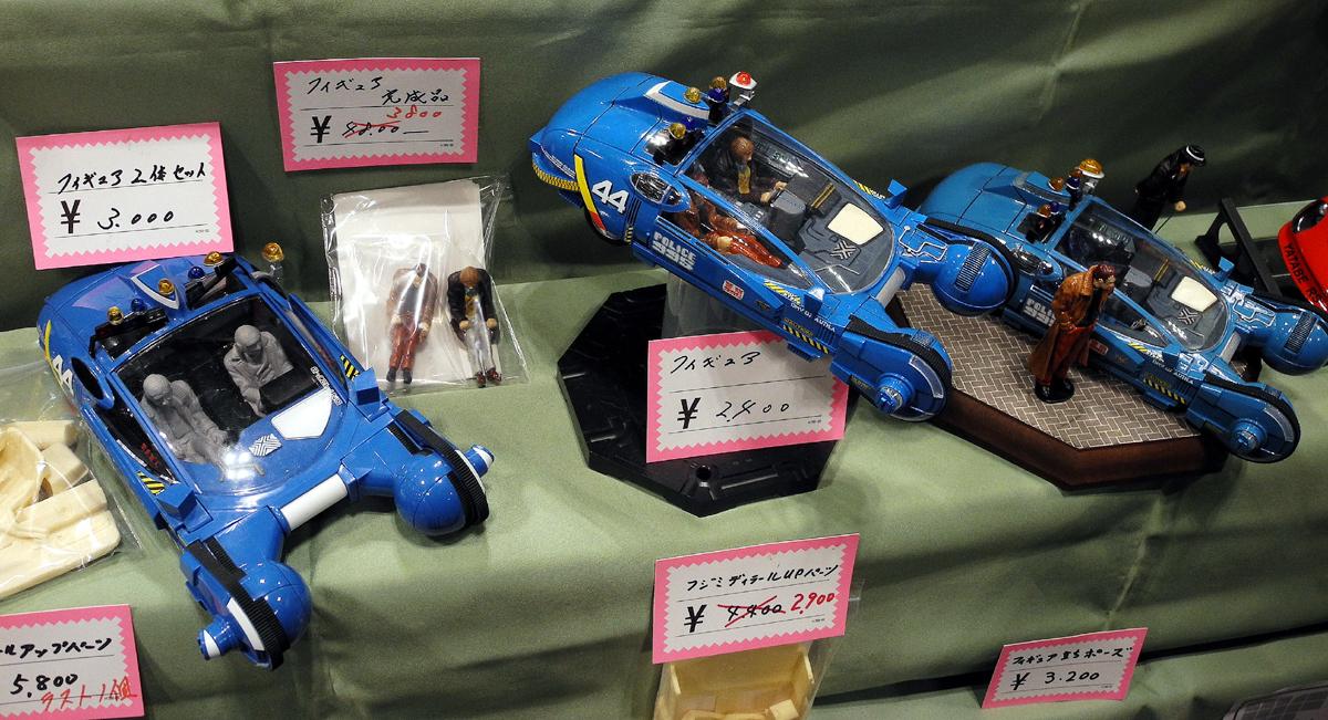 裏庭映画保存会 ワンフェス15冬ブレードランナー集 会場でも人間と見分けがつかない人造人間の特別捜査班が組織された ブレランアイテムのブースいろいろ スポンジで製作したポリススピナーはtronみたい デッカードブラスターは永遠のカリスマsfガン