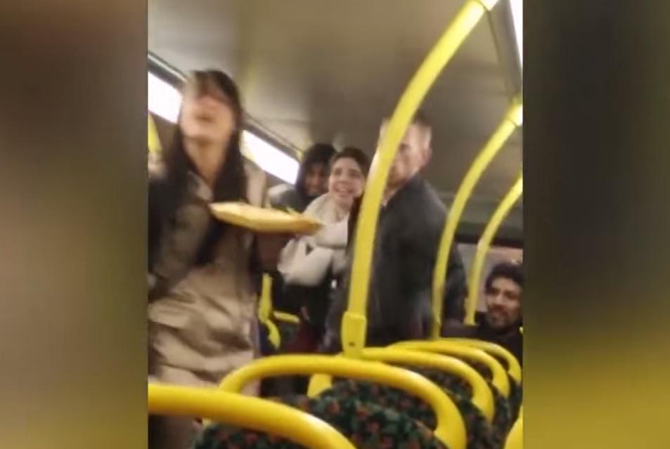 europapress's tweet photo. #Vídeo. Dos españoles sufren un ataque racista en un autobús de Manchester http://t.co/iC70dso48s http://t.co/XhePvBMM8q