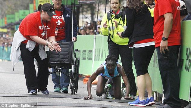 samanello's tweet image. الرائعة «#Hyvon Ngetich,29 Y» فازت بقلوب المشاهدين بعد أن أكملت الميل الأخير م #الماراثون حبوا
dailym.ai/1DyawCJ