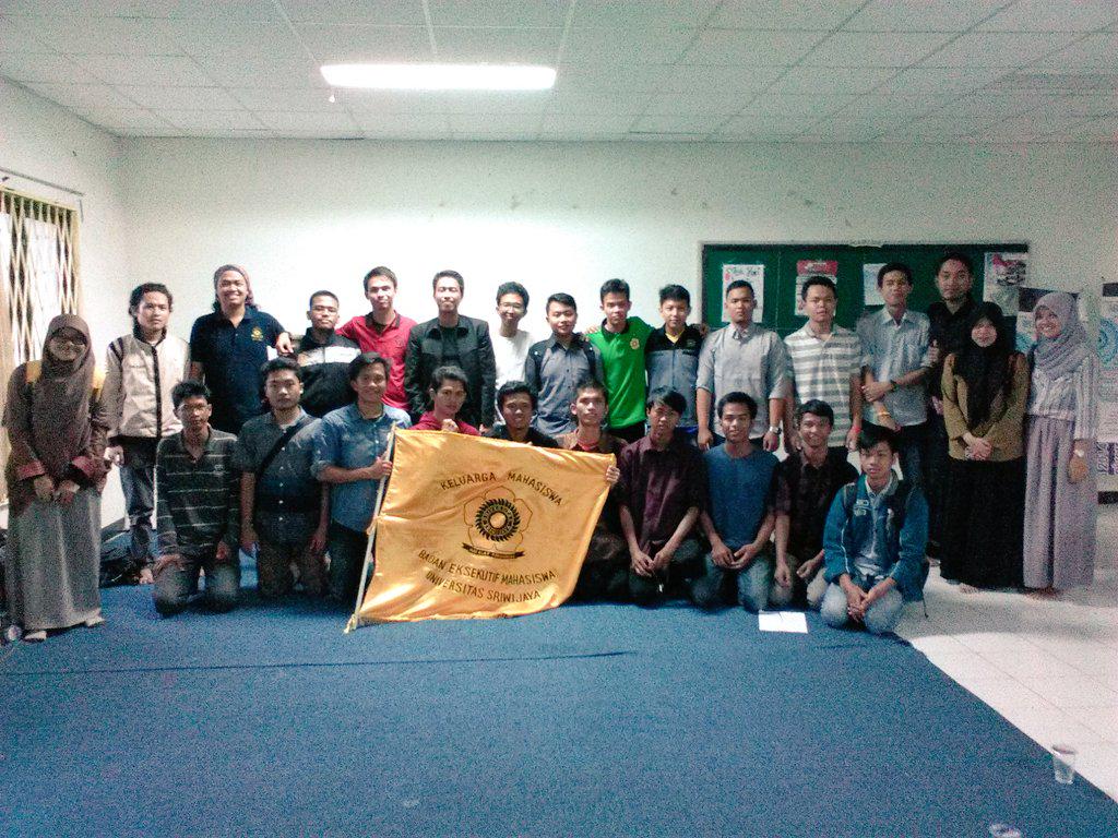 bemkmunsri's tweet photo. Foto bersama perwakilan BEM KM Unsri &amp; perwakilan BEM Fakultas pasca pelaksanaan Forum Gubma. #Salam_sinergi http://t.co/0kIbWqMJpZ