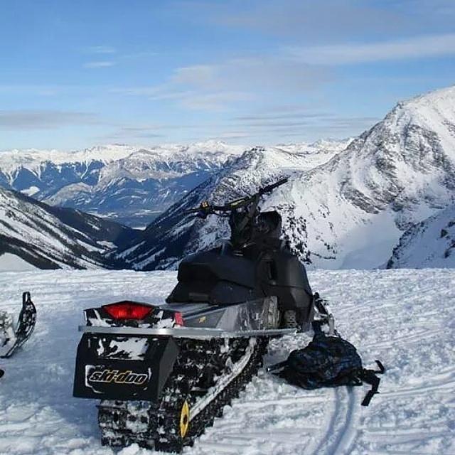 RMRSnowmobiling's tweet photo. It looks like spring downtown #GoldenBC but it's definitely still winter in the mountains! http://t.co/RUuqzqXOlG