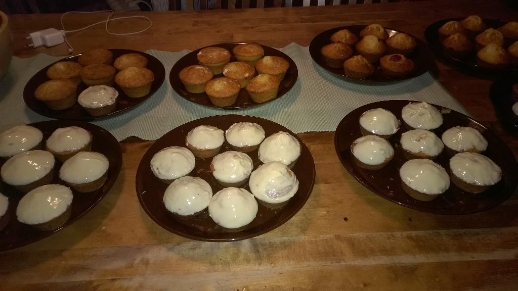 TorholanEmanta's tweet photo. @KaipioSeija Tällä hetkellä keittiössä näyttää olevan #pikkuveljen synttäri #muffinit tehty! 😄😄 #ihanat #tyttäret💕 http://t.co/wM5kWMFBKn