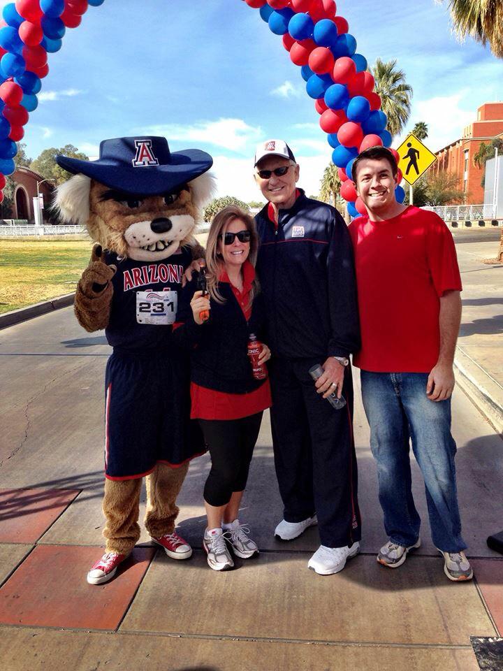DavidKelly1290's tweet photo. Just had a great chat w/#LuteOlson about his #OlsonCancerCenterRun coming up this weekend. MT @GammaDeltaPikes: http://t.co/RUs2jtmMtC