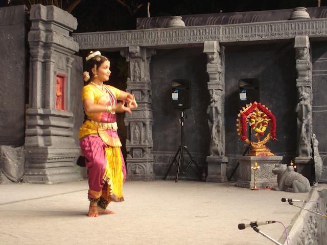 KutcheriBuzz's tweet photo. #Natyanjali2015 Chidambaram's parallel tests. Contrasting events. First recital outside temple. Bangalore's Srisha. http://t.co/vwbV4tS0ge