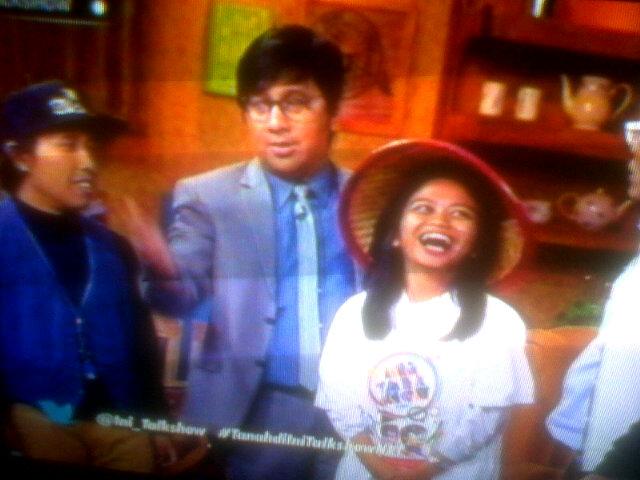 Achun_90's tweet photo. Slmt yh buat jasmine dpt kaos dari @newsuleprikitiw Dan @andretaulany74 Di @Ini_Talkshow #TanahdiIniTalkshowNET http://t.co/VdRLZnHy0O