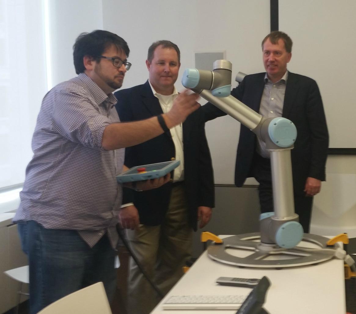 Universal_Robot's tweet photo. Great to meet @JetScott @Cnet ! It was fun programming the UR5 #robot with you. We'll keep you posted :-) #Automate http://t.co/qAHsi9RizH