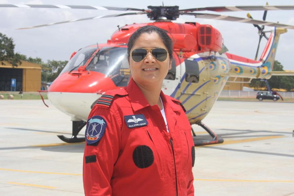 Meet the first woman to join the Sarang aerobatic team: Squadron Leader Deepika Mishra.
(Via <a href="/SpokespersonMoD/">Ministry of Defence, Government of India</a>)