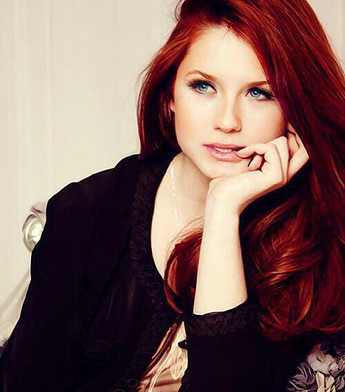 Bonnie Wright (Gina Weasley) completa hoje 24 anos. Happy birthday,  