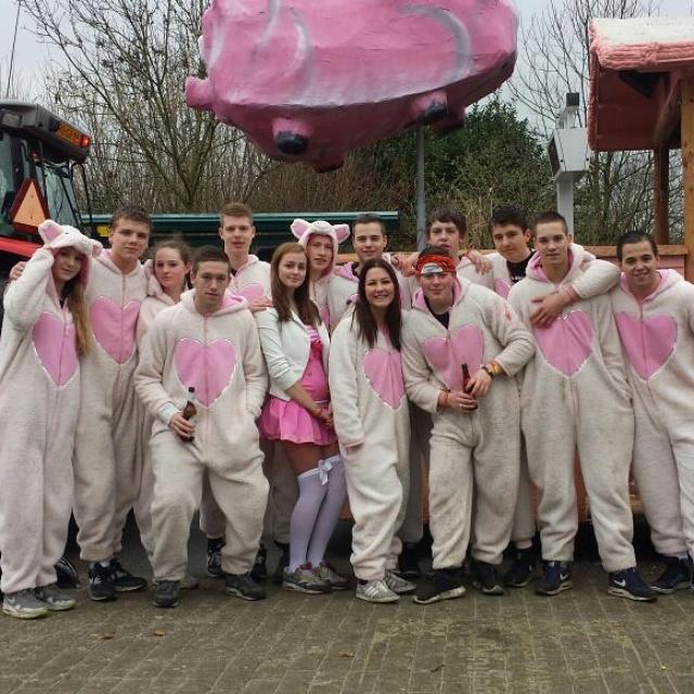joerinillessen's tweet photo. Carnaval 2015 met C.V. Wa Mik 't Uut! "Mè65 vûr ons gen pensioen, dus motte wej 't mar mè ons eige spoarvaareke doen" http://t.co/ADpxKvdHQu