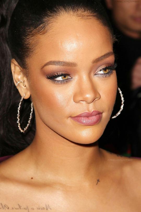 Fotos de Rihanna (apariciones, conciertos, portadas...) [15] - Página 38 B-DqSwWIQAALKlC