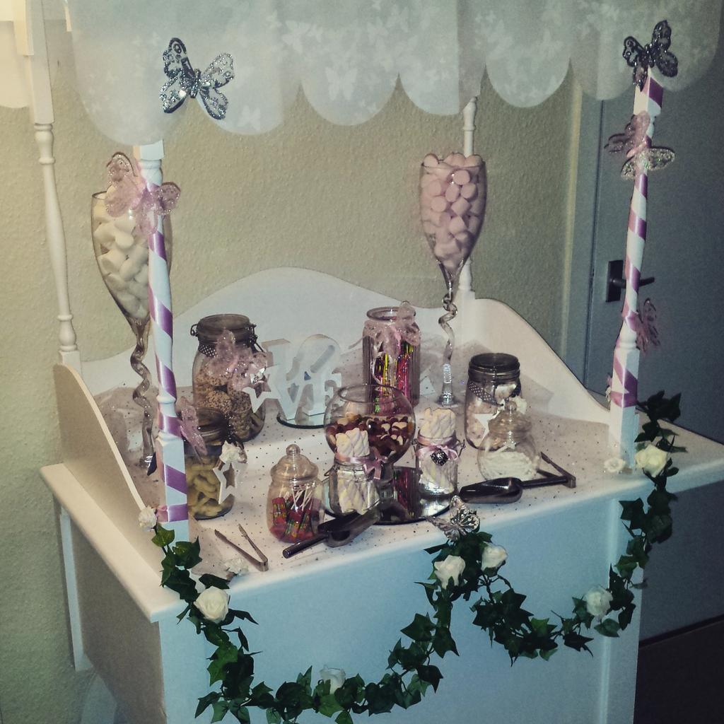 sweetdctrue's tweet image. Gorgeous sweet cart for hire #weddings #parties #events #50%discountoffer