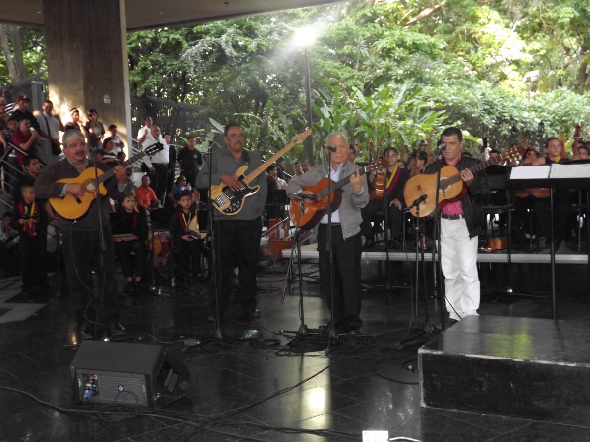 rondallavene's tweet photo. La Rondalla Venezolana acompañando musicalmente a los niños del Proyecto Alma Llanera del @elsistema en el TTC http://t.co/oy42wKMhCg