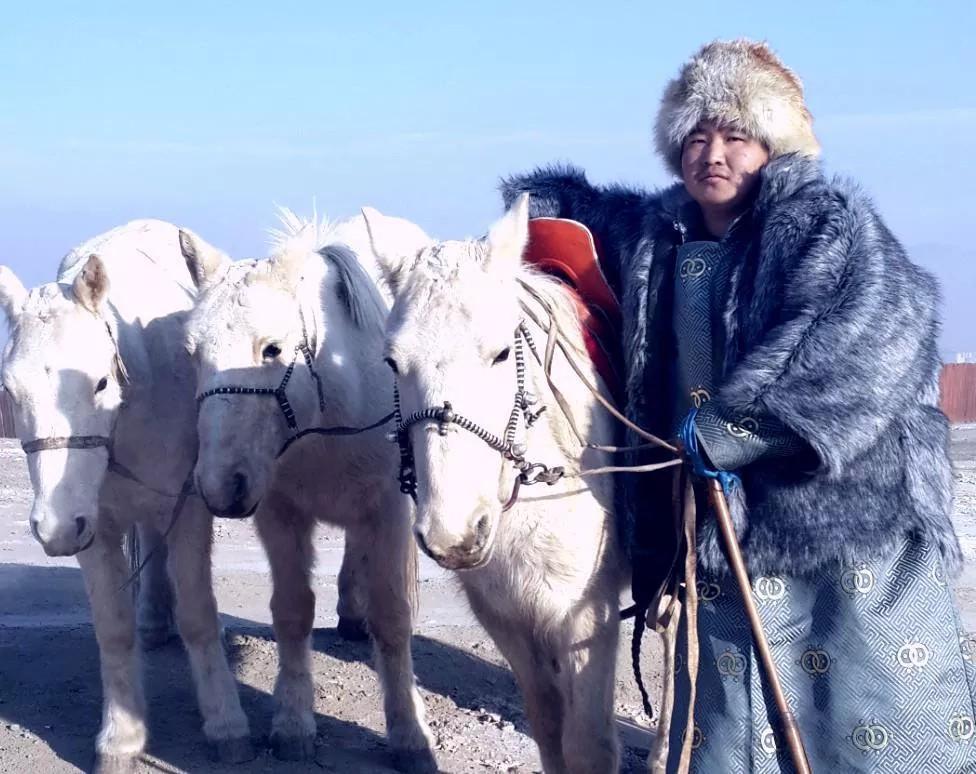 Хөдөөний хүн одоо тэгээд яаалтай. Конж өмссөн туранхайвтар залуус тэднийг сонирхогч бүсгүйчүүдээ уучлаарай. :p