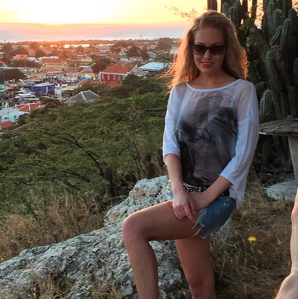 grevingopticien's tweet photo. Glimp achter de schermen fotoshoot zonnebrillen 2015. Super mooie plaatjes vanuit Curaçao. http://t.co/31Ngs8iPdq http://t.co/Z4xo4cWKiJ