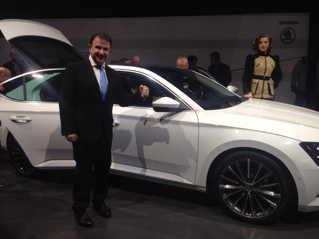 skoda_es's tweet photo. ¡Hoy os traemos novedades! Estamos en Praga asistiendo a la presentación del nuevo ŠKODA Superb #conalgomas http://t.co/moYuBQ9mCr
