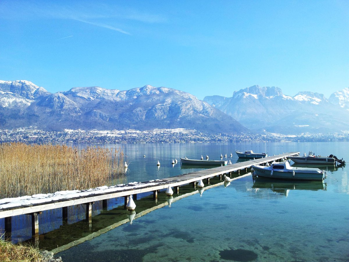 L'autre bout du monde ? et bien non c'est le #lac d'#Annecy à 3h en train de Paris ! bit.ly/1E3cRWS